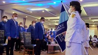 Anggota DPRD Provinsi NTT menyebutkan ada yang beda dari kepengurusan DPD Demorkat NTT, diantaranya kehadiran wajah generasi milenial atau anak muda. Selain itu Partai Demokrat NTT di bawah kepemimpinan Leo terasa inklusif dan dinamis. Sebab yang mengisi kepengurusan ada beberapa nama-nama seniman, atlet, hingga selebritas muda. Bahkan kata Leo ada beberapa tokoh lain, seperti partai politik, pengusaha, mantan pejabat menghiasi daftar pengurusan DPD Partai Demokrat NTT. 