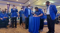Turut hadir pengurus DPP Partai Demokrat Wakil Sekjend Imelda Sari, Kepala Bapilu Andi Arief yang didampingi Ketua DPD Partai Demokrtt NTT Leonardus Leo Saat Pelantikan DPD Partai Demokrat Provinsi NTT. Demokrat mengklaim bahwa sudah mendapatkan izin langsung dari Satgas COVID-19 provinsi. Karena itu dia membantah kegitaannya dinilai melanggar dan tidak berijin.