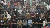 Seperti diketahui, kawasan Kota Bekasi dan Kabupaten Bekasi kini menerapkan PPKM level 2. Di tengah penerapan itu, sejumlah masjid menggelar salat Jumat berjamaah, salah satunya Masjid Agung Al Barkah.