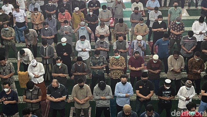 Sejumlah masjid di Bekasi gelar salat Jumat berjamaah saat kawasan itu menerapkan PPKM level 2. Salat Jumat berjamaah salah satunya digelar di Masjid Al Barkah.
