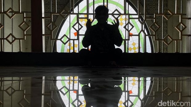 Sejumlah masjid di Bekasi gelar salat Jumat berjamaah saat kawasan itu menerapkan PPKM level 2. Salat Jumat berjamaah salah satunya digelar di Masjid Al Barkah.