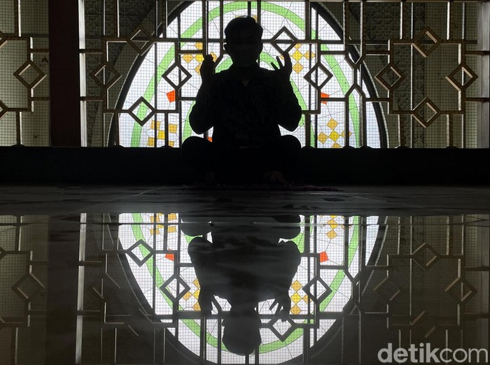 Sejumlah masjid di Bekasi gelar salat Jumat berjamaah saat kawasan itu menerapkan PPKM level 2. Salat Jumat berjamaah salah satunya digelar di Masjid Al Barkah.