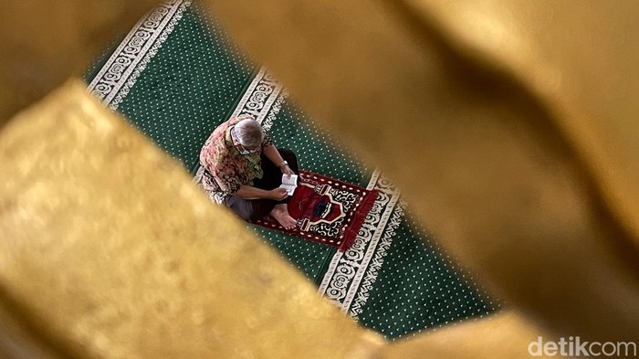 Sejumlah masjid di Bekasi gelar salat Jumat berjamaah saat kawasan itu menerapkan PPKM level 2. Salat Jumat berjamaah salah satunya digelar di Masjid Al Barkah.