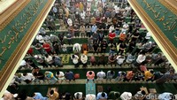 Sejumlah warga melaksanakan salat Jumat berjamaah di Masjid Agung Al Barkah, Kota Bekasi, Jawa Barat, Jumat (11/3/2022).