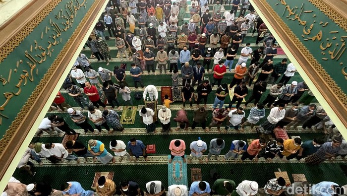 Sejumlah masjid di Bekasi gelar salat Jumat berjamaah saat kawasan itu menerapkan PPKM level 2. Salat Jumat berjamaah salah satunya digelar di Masjid Al Barkah.