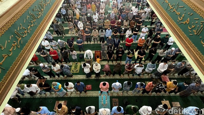Bekasi PPKM Level 2, Intip Pelaksanaan Salat Jumat di Masjid Al Barkah Sejumlah masjid di Bekasi gelar salat Jumat berjamaah saat kawasan itu menerapkan PPKM level 2. Salat Jumat berjamaah salah satunya digelar di Masjid Al Barkah.