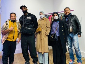 Brand Lokal Tanah Air Diapresiasi Warga Paris di Tengah Cibiran Netizen