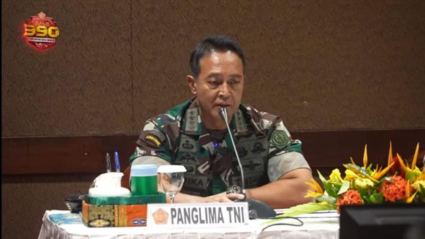 Dansatgas Pengamanan Perbatasan (Pamtas) Penyangga Yonif 408/SBH Letkol Inf Ade Afri Verdaniex bicara dengan Panglima TNI, Jenderal Andika Perkasa via video call.