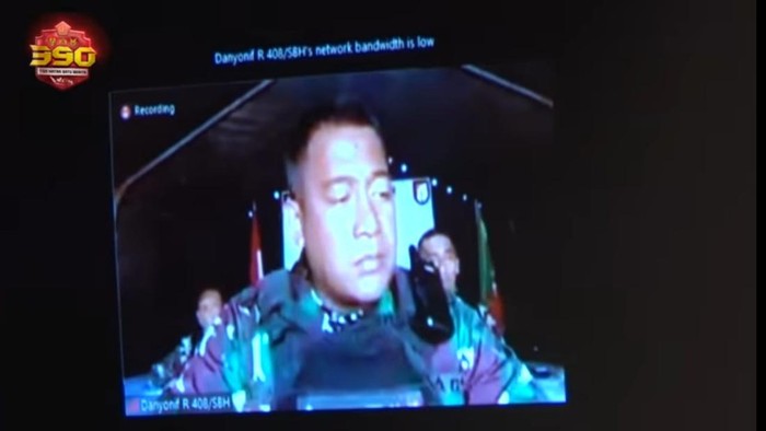 Dansatgas Pengamanan Perbatasan (Pamtas) Penyangga Yonif 408/SBH Letkol Inf Ade Afri Verdaniex bicara dengan Panglima TNI, Jenderal Andika Perkasa via video call.
