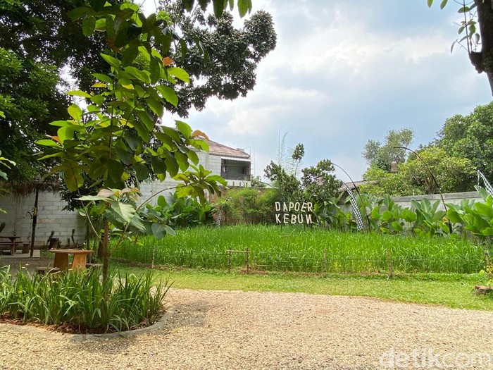 Dapoer Kebun: Cicip Ayam Sambal Matah hingga Kopi Pala di Resto Rasa Bali