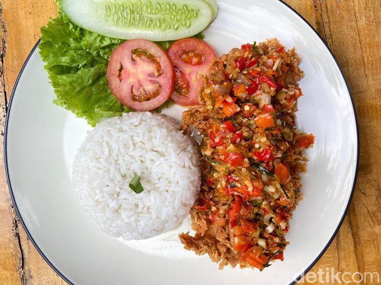 Bintaro Rasa Bali! Di Resto Ini Ada Ayam Sambal Matah hingga Kopi Pala Enak