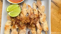 Sate taichan juga bisa dipesan di Dapoer Kebun lho! Memakai bagian dada ayam, daging sate taichan di sini empuk dan juicy.