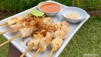 Makin nikmat mencicipi sate taichan dengan pemandangan asri seperti ini. Harga keseluruhan menu di sini relatif terjangkau, sekitar Rp 30 ribuan.