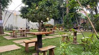 Rani ingin atmosfer asri dirasakan pengunjung. Dari properti yang kita gunakan pun berangkat dari pohon-pohon yang memenuhi Dapoer Kebun. Kita buat lebih terbuka dan manfaatkan jadi bagian properti, katanya.
