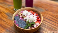Untuk pencinta hidup sehat bisa memesan smoothies bowl yang manis enak karena diracik dari pisang beku dan buah naga. Toppingnya dried coconut, selasih, sampai granola.