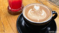 Kalau ke sini jangan lupa juga cicip Kopi Pala dan Sparkling Pala. Keduanya adalah menu favorit di Kopi Kebun yang bisa dipesan di Dapoer Kebun. Mereka mengolah daging buah pala menjadi esens pemanis untuk minuman.