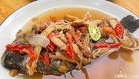 Rempah utama pecak ikan berupa jahe dan temu kunci yang memberi aksen aroma dan rasa segar pada pecak. Makin enak saat dilahap bersama nasi putih, jengkol balado, dan tumis daun pepaya di Dapoer Kebun.