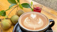 Untuk Kopi Pala merupakan kopi susu yang lembut enak dengan paduan sirup pala yang harum. Tak terjejak rasa aneh, penambahan sirup pala pada kopi susu malah terkesan melengkapi.