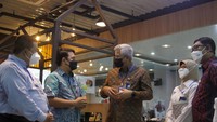 Pemimpin UPT Solo Technopark Yudit Cahyantoro, Staf Khusus Mensekneg Widya Priyahita Pudjibudojo berbincang dengan Direktur Hubungan Kelembagaan Bank Mandiri Rohan Hafas didampingi SVP Government Solution Bank Mandiri Nila Mayta D. Rihandjani dan Corporate Secretary Bank Mandiri Rudi As Aturridha di Mandiri Digipreneur Hub di Kawasan Solo Techno Park, Solo (11/3), Pada perayaan Dies Natalis Universitas Sebelas Maret ke-46.