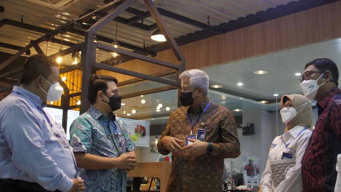 Dari Sini Enterpreneur Muda Tercipta Bank Mandiri berkolaborasi dengan Solo Techno Park mewujudkan Mandiri Digipreneur Hub guna menelurkan bibit-bibit enterpreneur muda.
Mulai dari pembuatan aplikasi super Indonesia Digital Techno Park, yang akan menghadirkan tiga solusi, mulai dari platform pasar digital (e-commerce), pelatihan digital (e-training) dan talent hub yang dapat mempertemukan penyedia lapangan kerja dengan calon tenaga kerja.