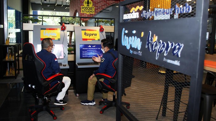 Bank Mandiri berkolaborasi dengan Solo Techno Park mewujudkan Mandiri Digipreneur Hub guna menelurkan bibit-bibit enterpreneur muda. 

Mulai dari pembuatan aplikasi super Indonesia Digital Techno Park, yang akan menghadirkan tiga solusi, mulai dari platform pasar digital (e-commerce), pelatihan digital (e-training) dan talent hub yang dapat mempertemukan penyedia lapangan kerja dengan calon tenaga kerja.