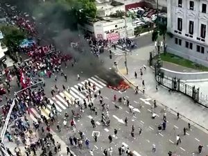 Curiga Bikin Miskin! Warga Argentina Demo Besar Tolak Utang IMF Rp 639 T