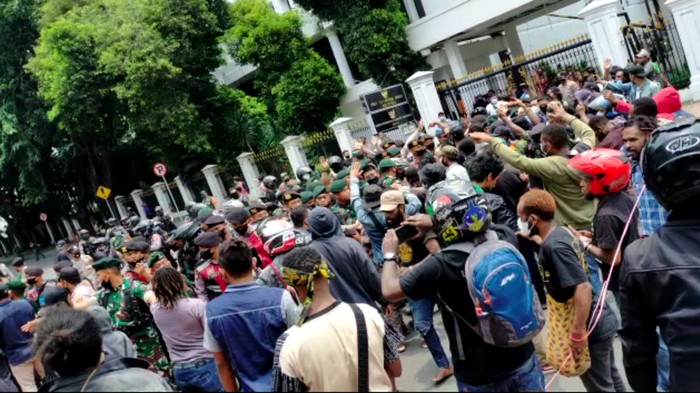 Demo mahasiswa Papua di depan kantor Kemendagri, Jl Veteran I, Jakarta Pusat, diwarnai kericuhan (Screenshot video viral)
