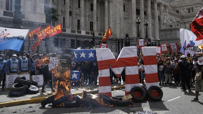 Demo Tolak IMF di Argentina Ricuh, Buenos Aires Memanas Unjuk rasa menolak kesepakatan antara pemerintah Argentina dengan IMF berujung ricuh. Buenos Aires, Ibu Kota Argentina pun membara imbas bentrokan tersebut.