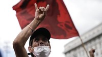 Selanjutnya aksi unjuk rasa itu pun memicu bentrokan di antara para demonstran dan petugas kepolisian yang berjaga.