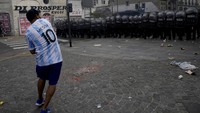 Sementara itu, perjanjian pemerintah dengan IMF terkait pembiayaan utang negara memicu perdebatan dan kontroversi di kalangan masyarakat Argentina.