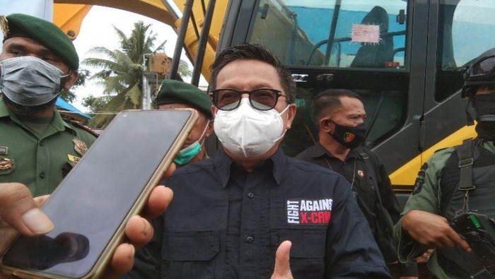 Dirjen Penegakan Hukum KLHK Rasio Ridho Sani saat merilis penindakan pertambangan ilegal di Kabupaten Konawe Utara, Sulawesi Tenggara (ANTARA/Harianto)