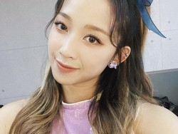 Viral Foto Dita Karang Pakai Seragam SMA, Idol KPop Pertama Asal Indonesia