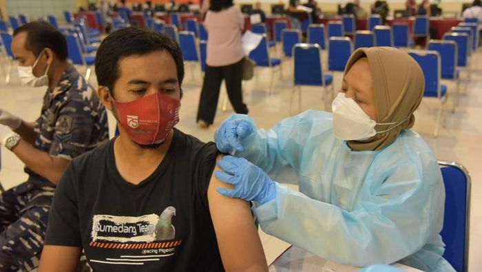 Usai sukses menggelar vaksinasi di beberapa kota di Jawa Tengah, Kini gebyar vaksin booster terus digenjot di Kabupaten Sumedang yang berlokasi di Gedung Balairung IPDN Kampus Jatinangor. Ini foto-fotonya.