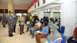Gebyar vaksinasi booster terus digenjot di Kabupaten Sumedang, Jawa Barat yang berlokasi di Gedung Balairung IPDN Kampus Jatinangor. Ini foto-fotonya.