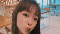 Berpose sambil menyedot minuman, Dita Karang disebut-sebut memiliki wajah yang imut. Dan lagi-lagi ia memesan salad untuk makanannya. Foto: Instagram