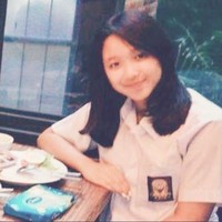 Dita Karang belakangan menjadi trending Topic di Twitter. Hal itu bermula dari unggahan seorang netizen di akun base @starfess. Bila idol KPop biasanya diedit memakai seragam SMA Indonesia, Dita punya foto pre debut memakai seragam tersebut. Foto: dok. Twitter @starfess