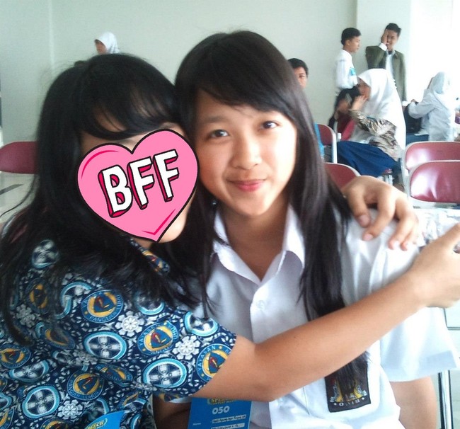 “Nder itu yg fotbar sama Dita skrg jadi guru b Inggris ku,” saut seorang netizen setelah melihat foto lulusan SMA Stella Duce 1 Yogyakarta itu dipeluk temannya. Foto: dok. Twitter @starfess