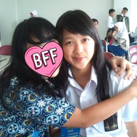 “Nder itu yg fotbar sama Dita skrg jadi guru b Inggris ku,” saut seorang netizen setelah melihat foto lulusan SMA Stella Duce 1 Yogyakarta itu dipeluk temannya. Foto: dok. Twitter @starfess