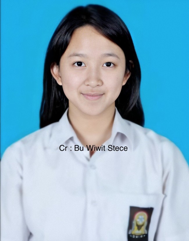 Seorang netizen juga membagikan pas foto Dita Karang. Tak sedikit yang menilai pemilik nama lengkap Anak Agung Ayu Puspa Aditya Karang itu mirip Haechan NCT. Foto: dok. Twitter @starfess