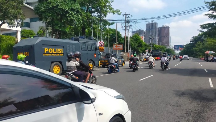 Frontage Ahmad Yani Surabaya demo ODOL