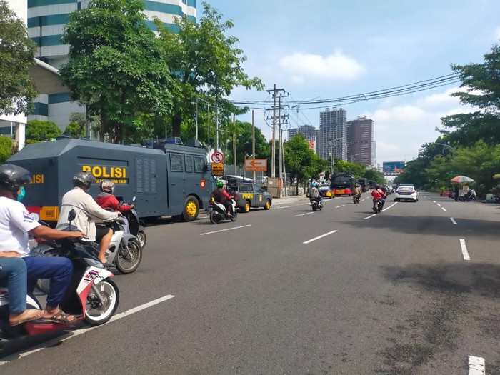 Frontage Ahmad Yani Surabaya demo ODOL