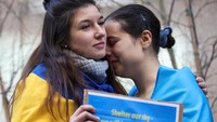 Para gadis cantik ini berdemo di depan Kedubes Jerman di Brussel, Belgia, Jumat (11/3).