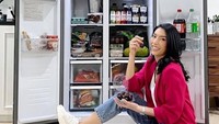 Punya kulkas berukuran besar, Tyas Mirasih pernah memamerkan kulkasnya melalui unggahan Instagram. Penuh dengan beragam makanan, susu dan buah-buahan, kulkasnya komplet bak di minimarket. Foto: Instagram/tyasmirasih