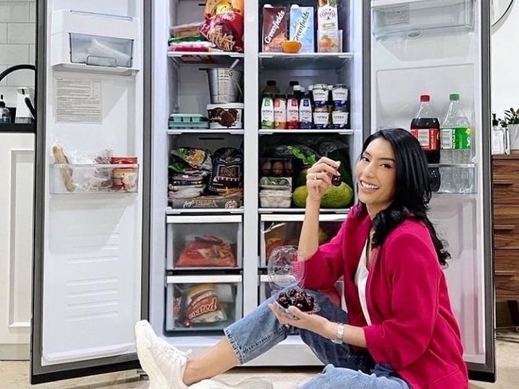 Momen Tyas Mirasih Pamer Isi Kulkas hingga Makan Steak Buatan Sendiri
