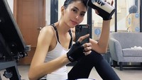 Untuk menjaga aktivitasnya tetap lancar, Tyas Mirasih selalu menjaga kebugaran tubuhnya. Protein shake dikonsumsi Tyas untuk membantu membangun massa otot saat fitness. Foto: Instagram/tyasmirasih
