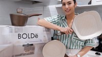 Mengisi waktu di rumah, Tyas Mirasih juga senang memasak. Dirinya juga hobi mengoleksi wajan-wajan memasak yang tengah viral dan bentuknya estetik. Foto: Instagram/tyasmirasih
