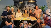 Begitu mencintai sosok Ibunda, Tyas Mirasih selalu luangkan waktu untuk keluarga. Di hari ulang tahun Ibunya, dirinya tak pernah absen untuk datang. Foto: Instagram/tyasmirasih