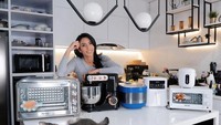 Berbagai peralatan masak milik Tyas Mirasih juga cukup lengkap. Punya oven dan mixer lengkap, Tyas Mirasih mengaku ingin belakar bikin kue. Foto: Instagram/tyasmirasih