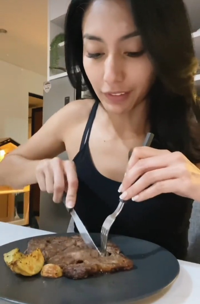 Galeri Tyas Mirasih Momen Tyas Mirasih Pamer Isi Kulkas hingga Makan Steak Buatan Sendiri