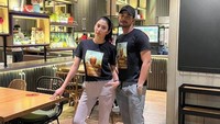 Pada promosi filmnya ini, Tyas Mirasih memang seringkali terlihat begitu dekat. Keduanya juga sempat berfoto bersama di sebuah kafe saat melaksanakan promo film. Foto: Instagram/tyasmirasih